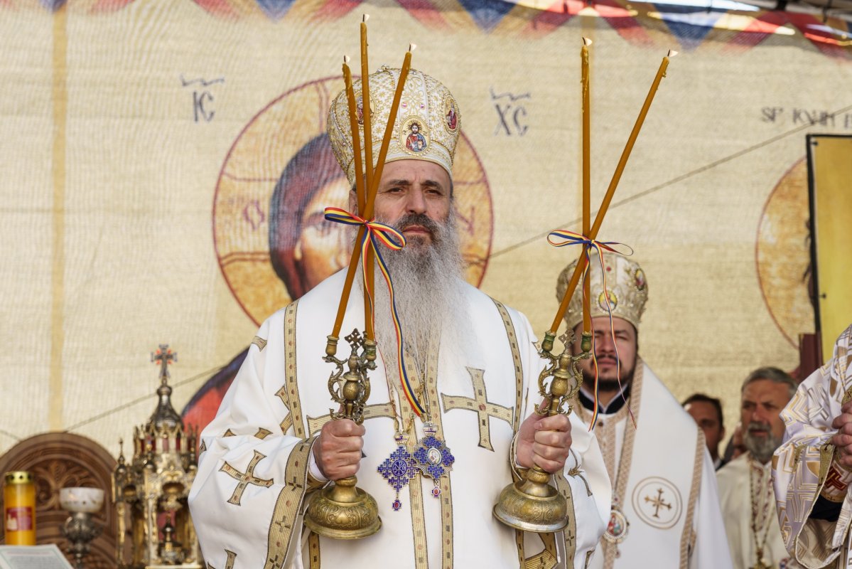 Biserica „Sfântul Ioan Botezătorul” din Piatra Neamț a fost îmbrăcată în veșmânt de har 370429