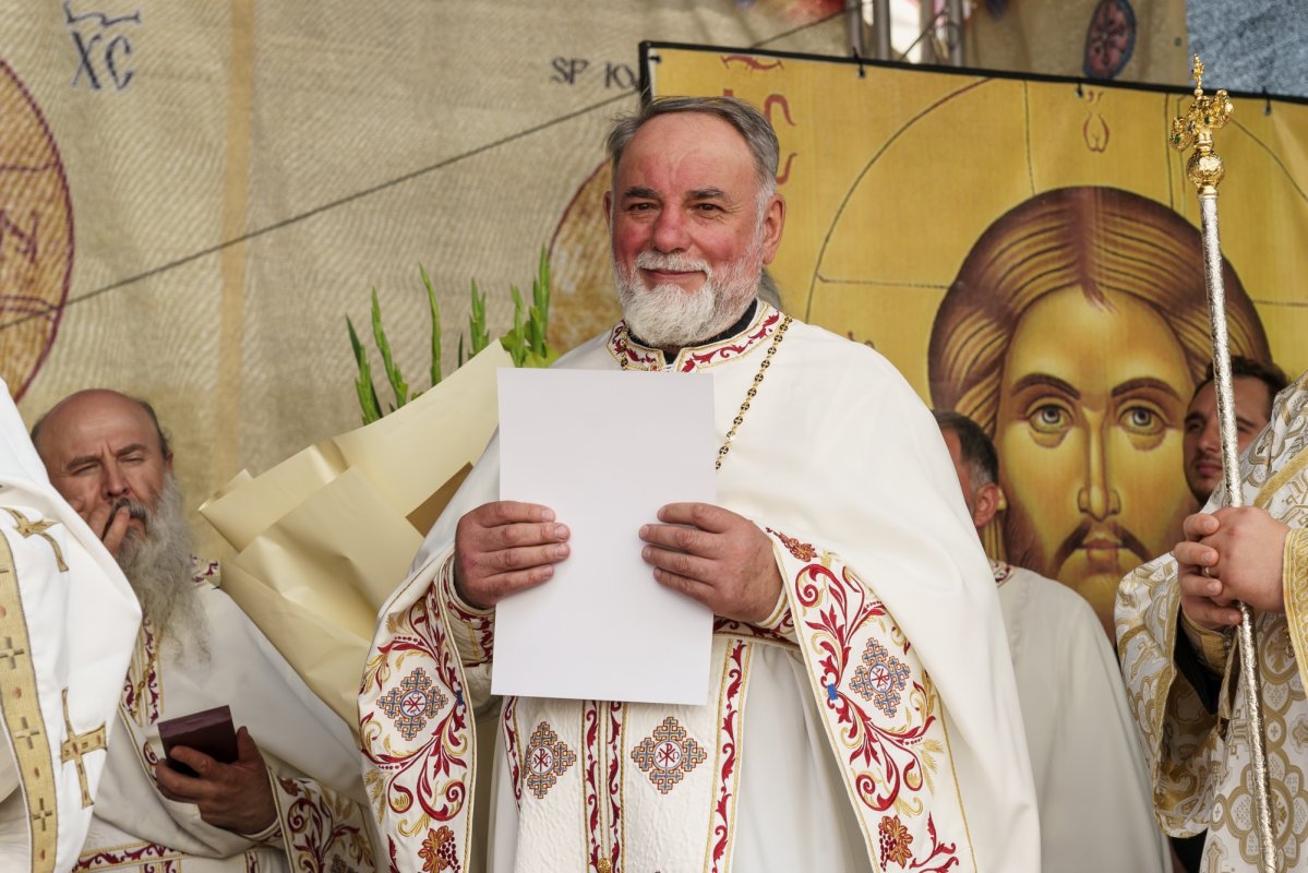 Biserica „Sfântul Ioan Botezătorul” din Piatra Neamț a fost îmbrăcată în veșmânt de har 370439
