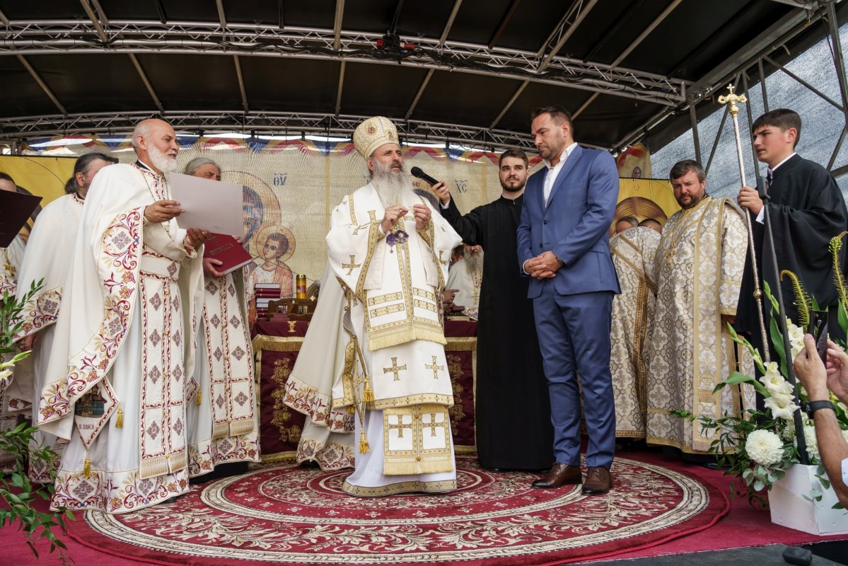 Biserica „Sfântul Ioan Botezătorul” din Piatra Neamț a fost îmbrăcată în veșmânt de har 370441