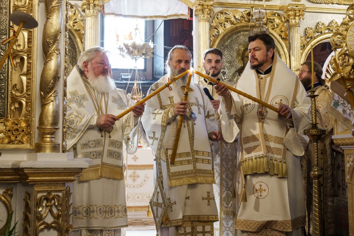 Veșmântul harului pentru o biserică din Piatra Neamţ 370423