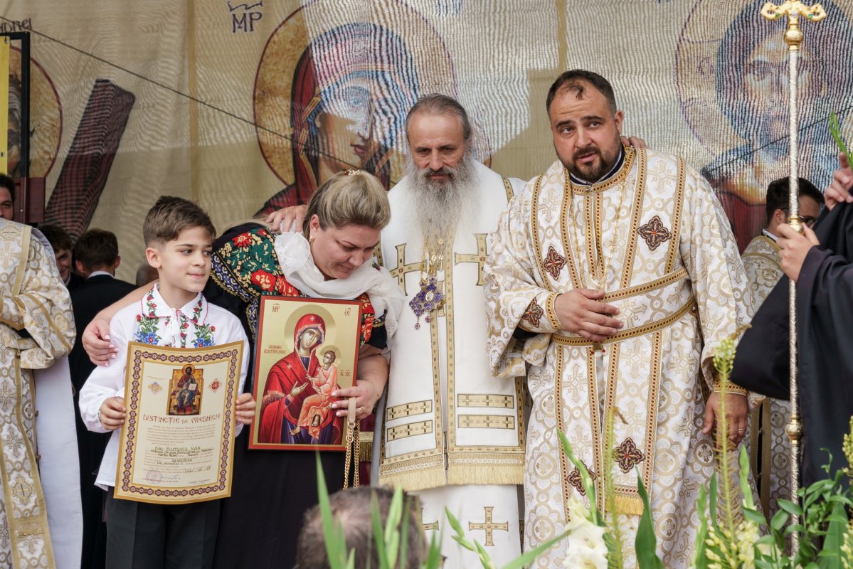 Veșmântul harului pentru o biserică din Piatra Neamţ 370435