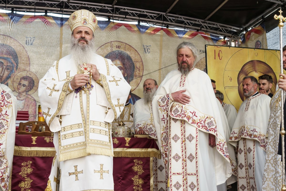 Veșmântul harului pentru o biserică din Piatra Neamţ 370437