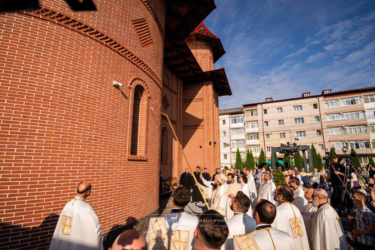 Sfinţirea unei biserici din Suceava la un moment aniversar 370463
