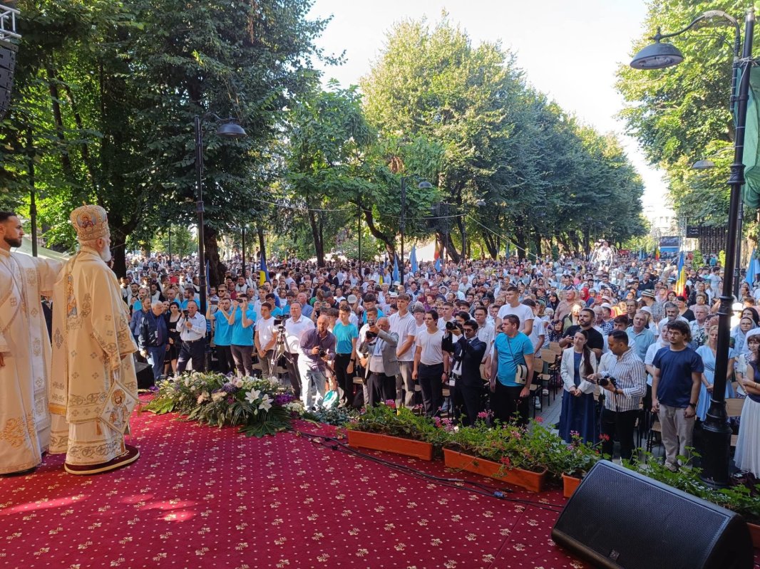 Cinstire adusă Sfântului Ierarh Nifon la Târgovişte 370605