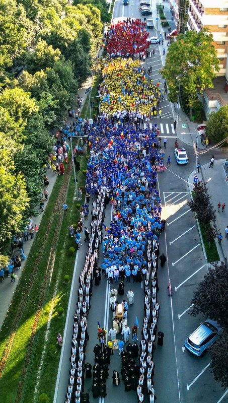 Pelerinajul tinerilor din Arhiepiscopia Târgoviștei 370584