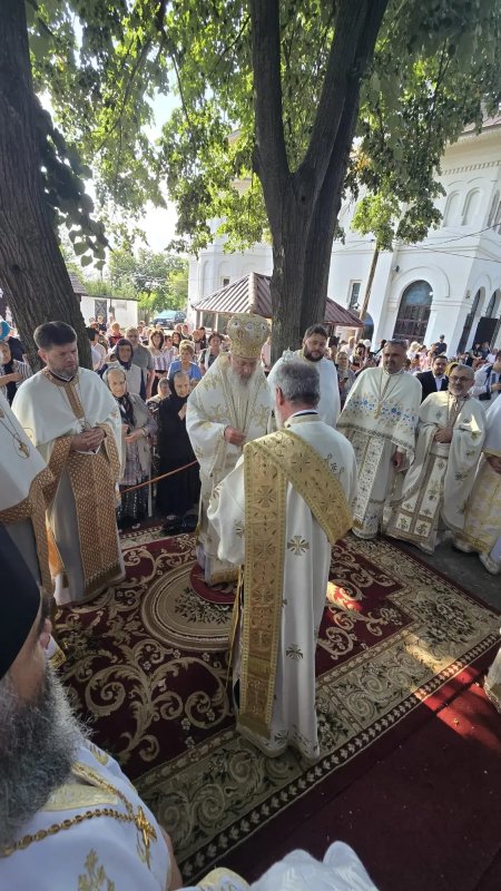 Slujire arhierească în mijlocul beneficiarilor unui proiect filantropic 370559