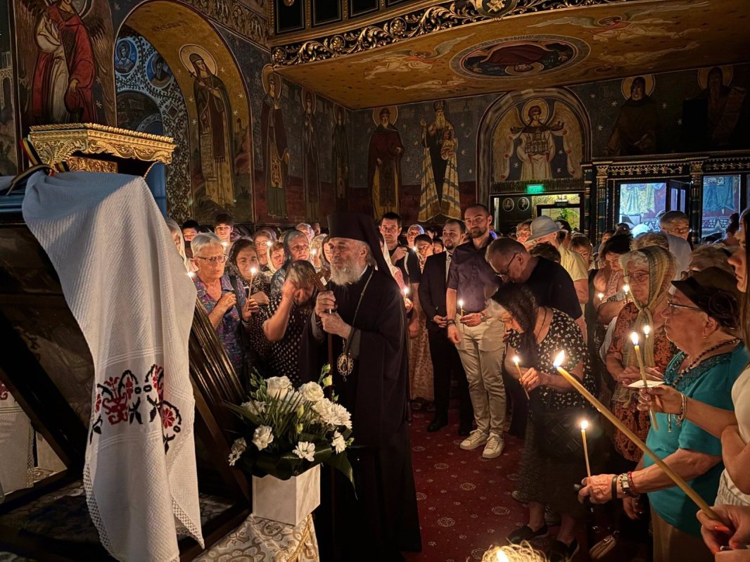 Maica Domnului și căldura cetății 370774
