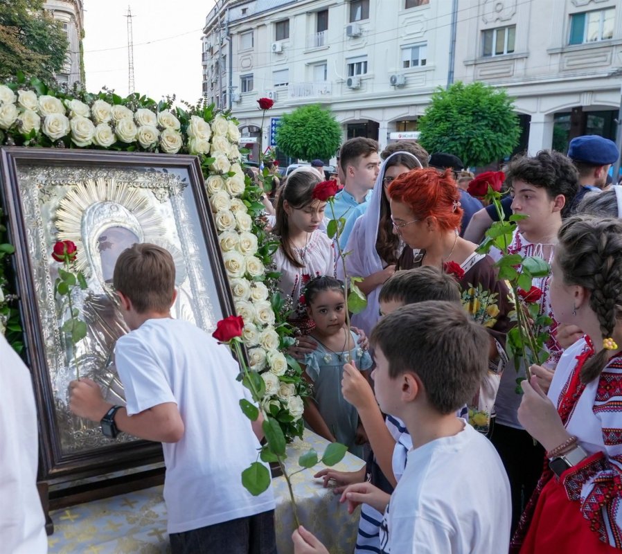 Maica Domnului și căldura cetății 370777