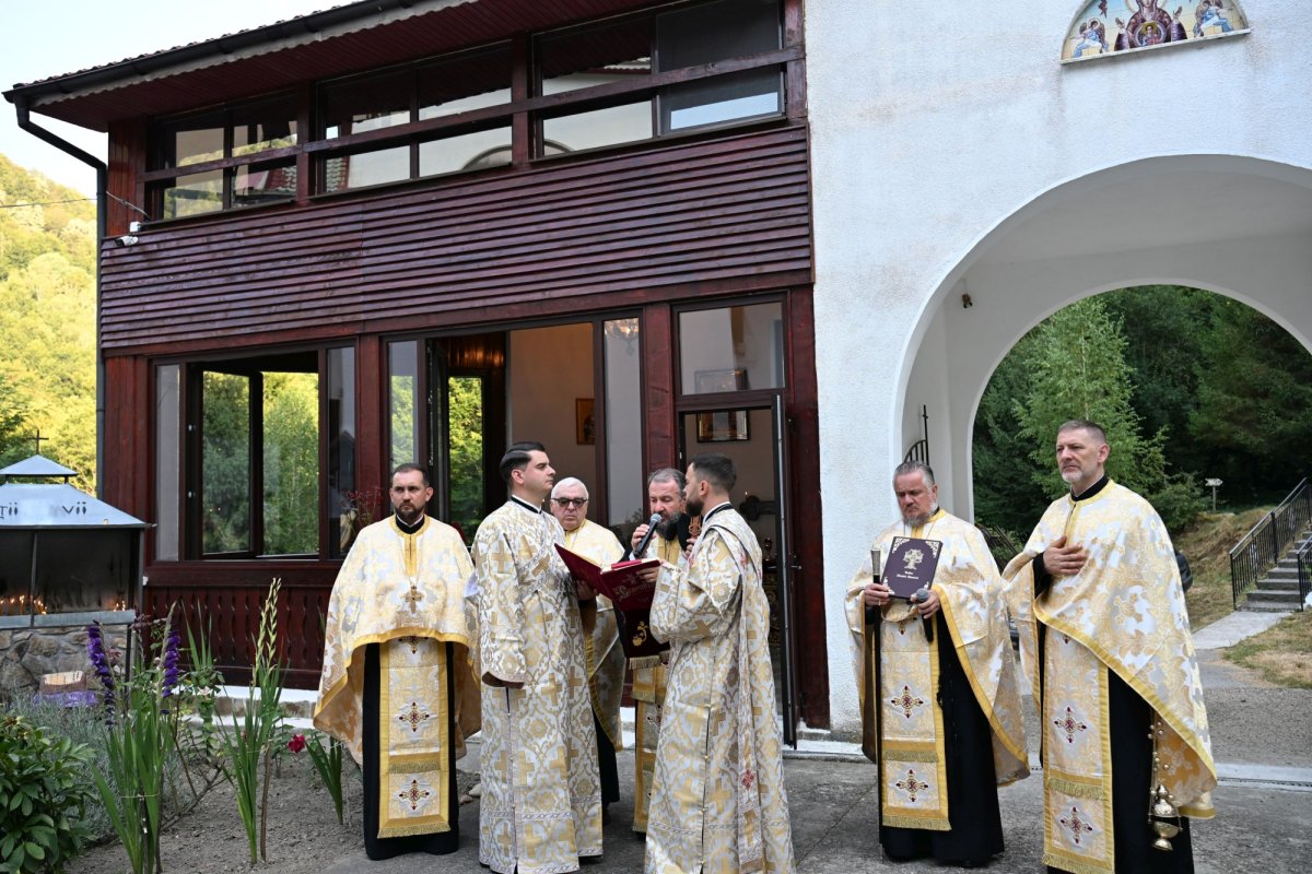 Sfințirea paraclisului de iarnă al așezământului de la Marga 370812