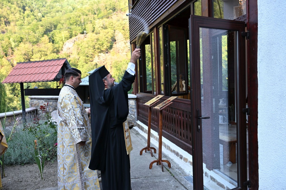 Sfințirea paraclisului de iarnă al așezământului de la Marga 370813