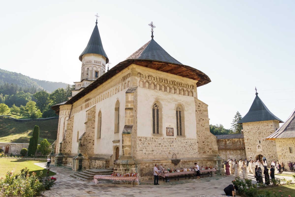 Bucurie duhovnicească la hramul Mănăstirii Bistrița – Neamț 370941