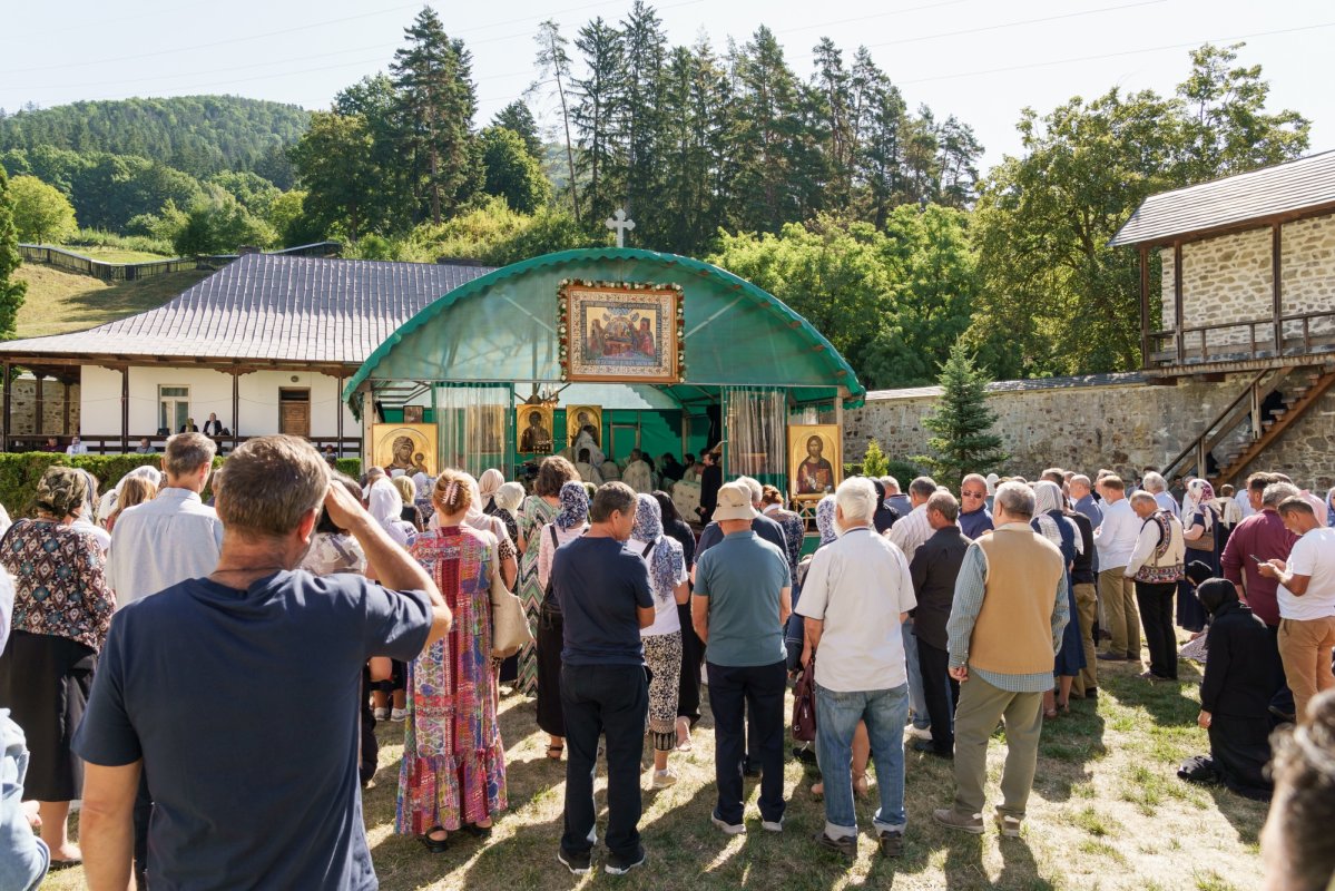 Bucurie duhovnicească la hramul Mănăstirii Bistrița – Neamț 370950