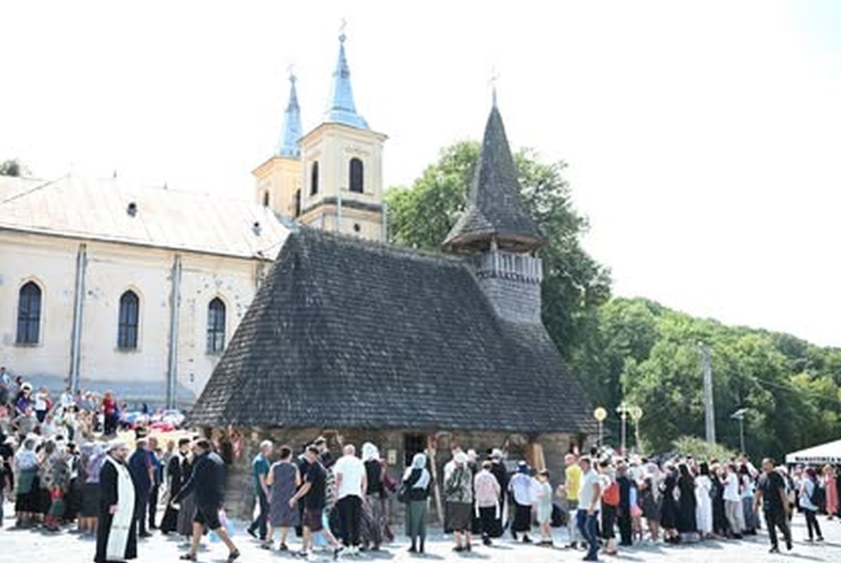 Zeci de mii de pelerini în rugăciune la Nicula, de Adormirea Maicii Domnului 370956
