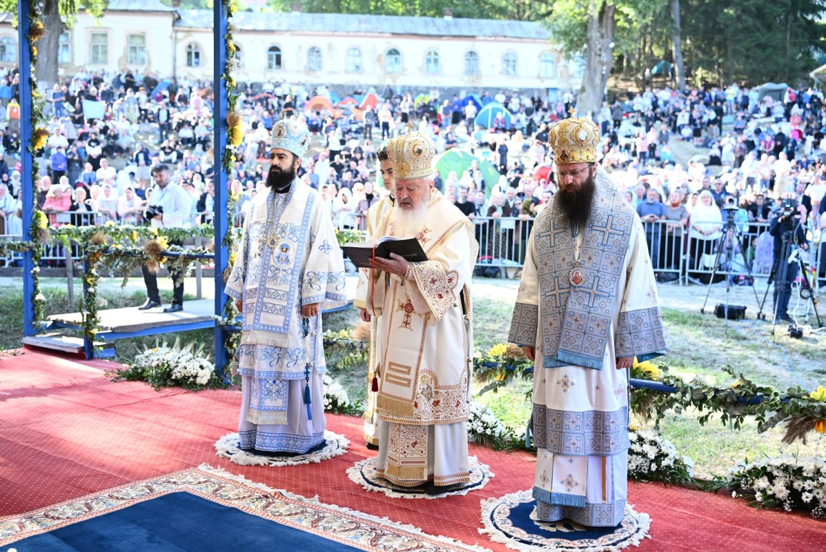 Zeci de mii de pelerini în rugăciune la Nicula 370974
