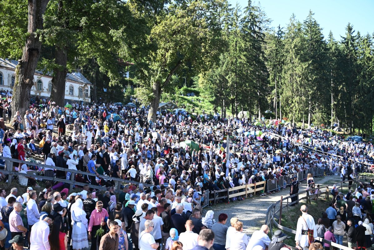 Zeci de mii de pelerini în rugăciune la Nicula 370980