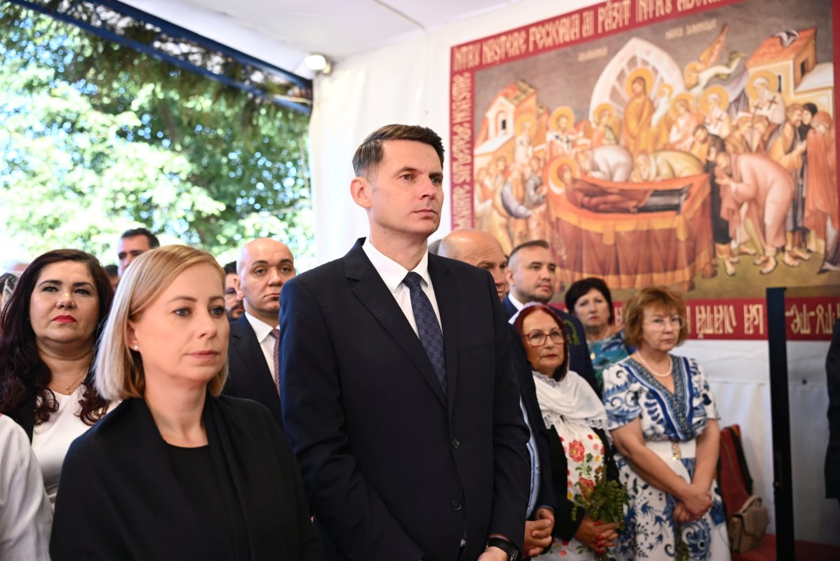 Zeci de mii de pelerini în rugăciune la Nicula 370984