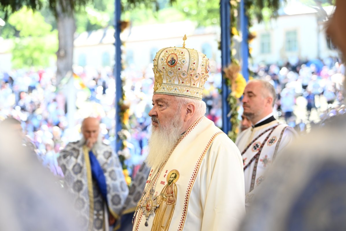 Zeci de mii de pelerini în rugăciune la Nicula 370985