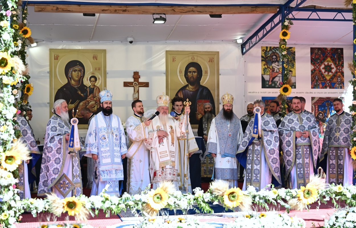 Zeci de mii de pelerini în rugăciune la Nicula 370986