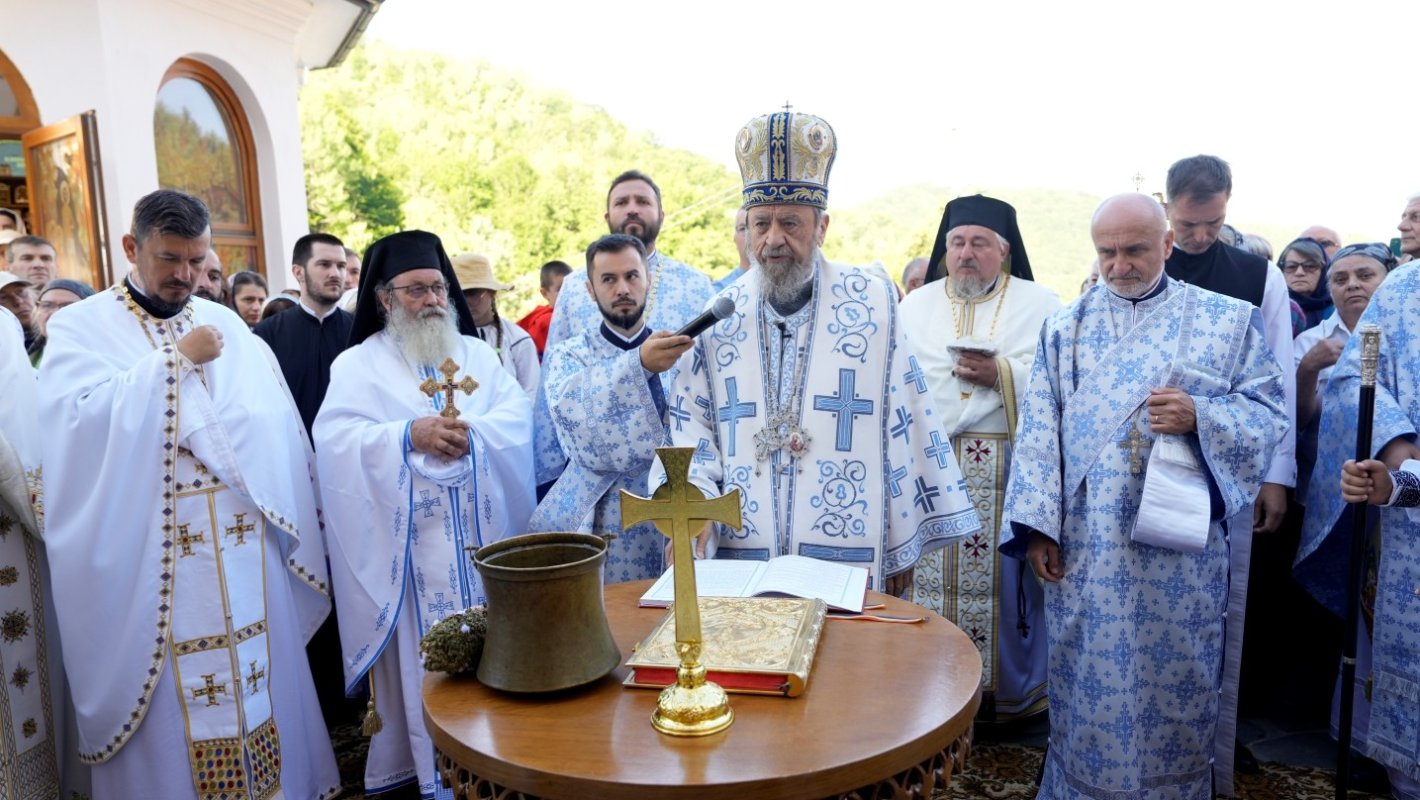 Biserica Mănăstirii Turnu Roșu a primit veşmântul harului 371236
