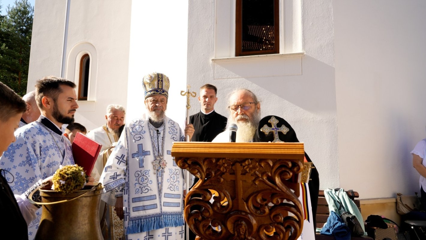 Biserica Mănăstirii Turnu Roșu a primit veşmântul harului 371240