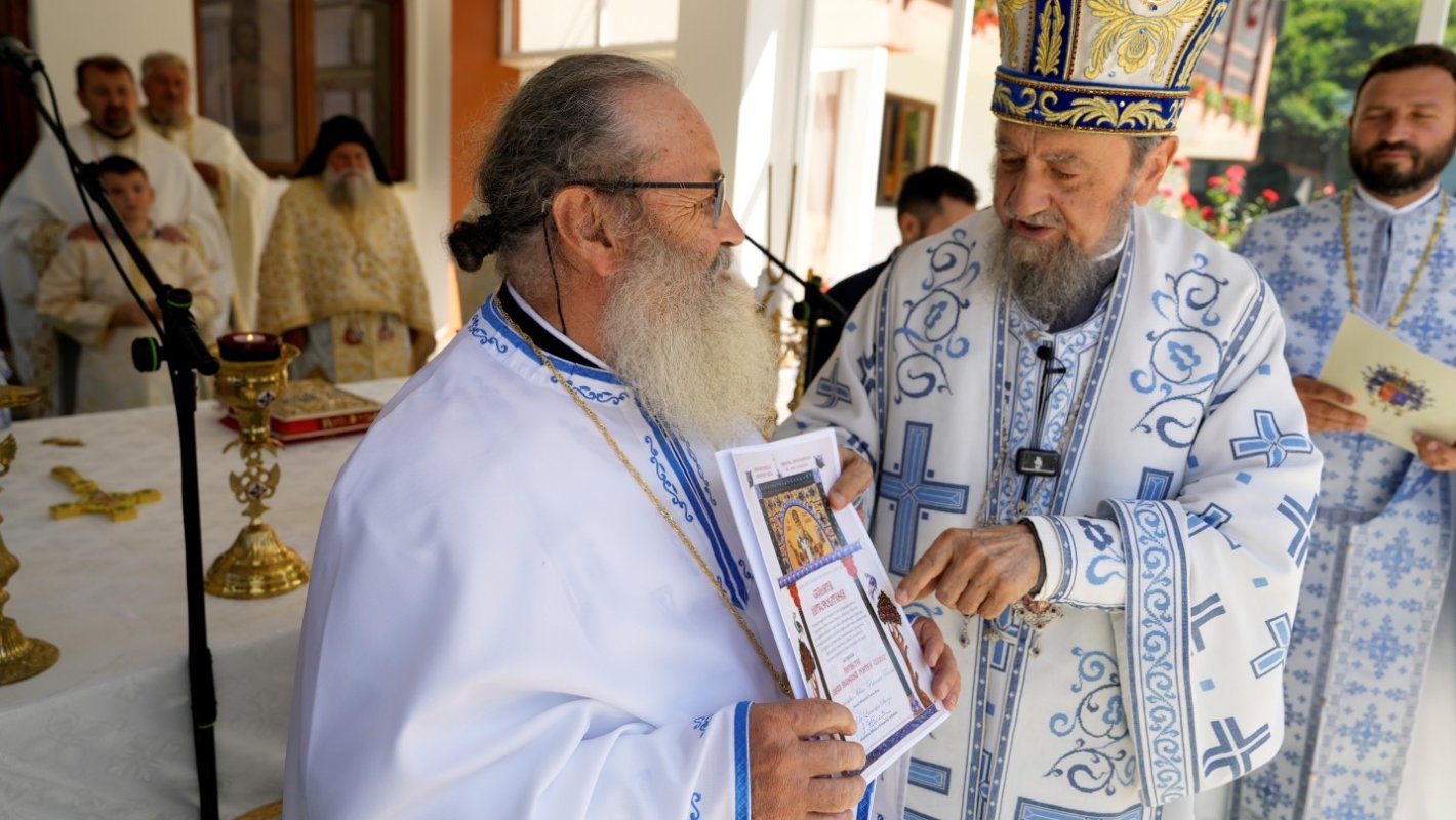 Biserica Mănăstirii Turnu Roșu a primit veşmântul harului 371251