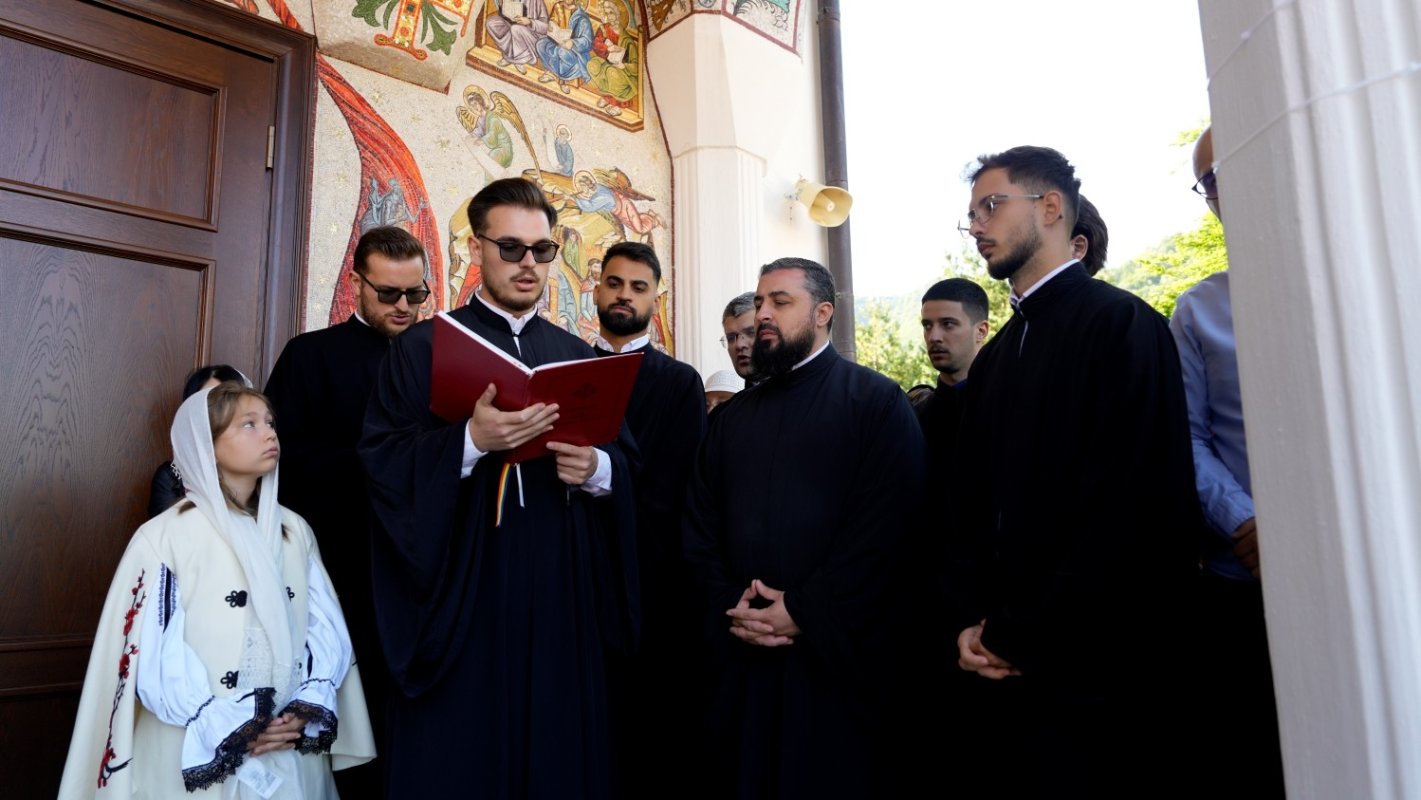 Biserica Mănăstirii Turnu Roșu a primit veşmântul harului 371237
