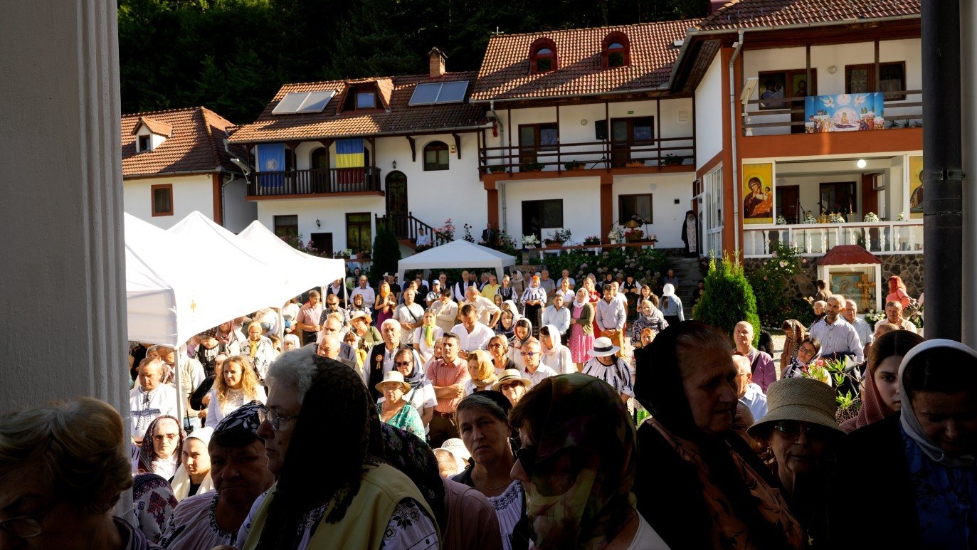 Biserica Mănăstirii Turnu Roșu a primit veşmântul harului 371239