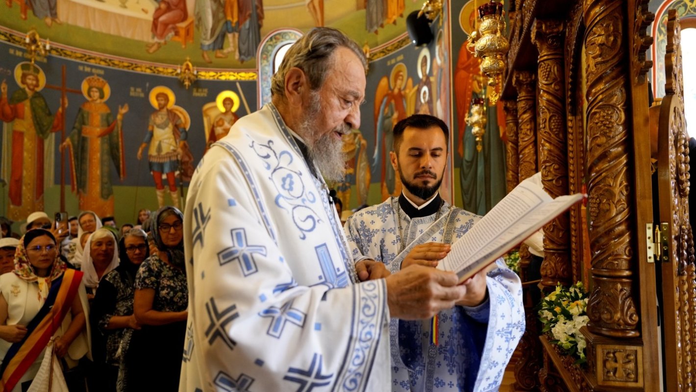 Biserica Mănăstirii Turnu Roșu a primit veşmântul harului 371242