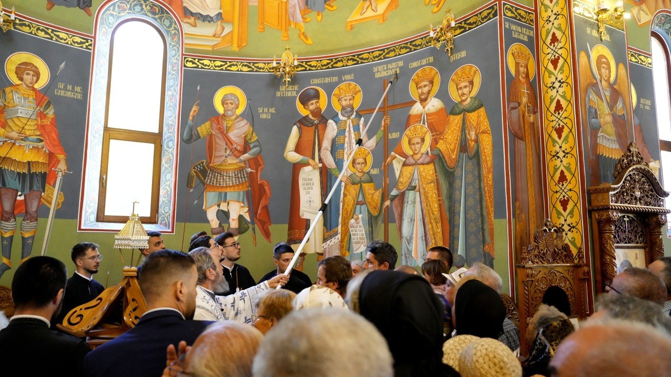 Biserica Mănăstirii Turnu Roșu a primit veşmântul harului 371243