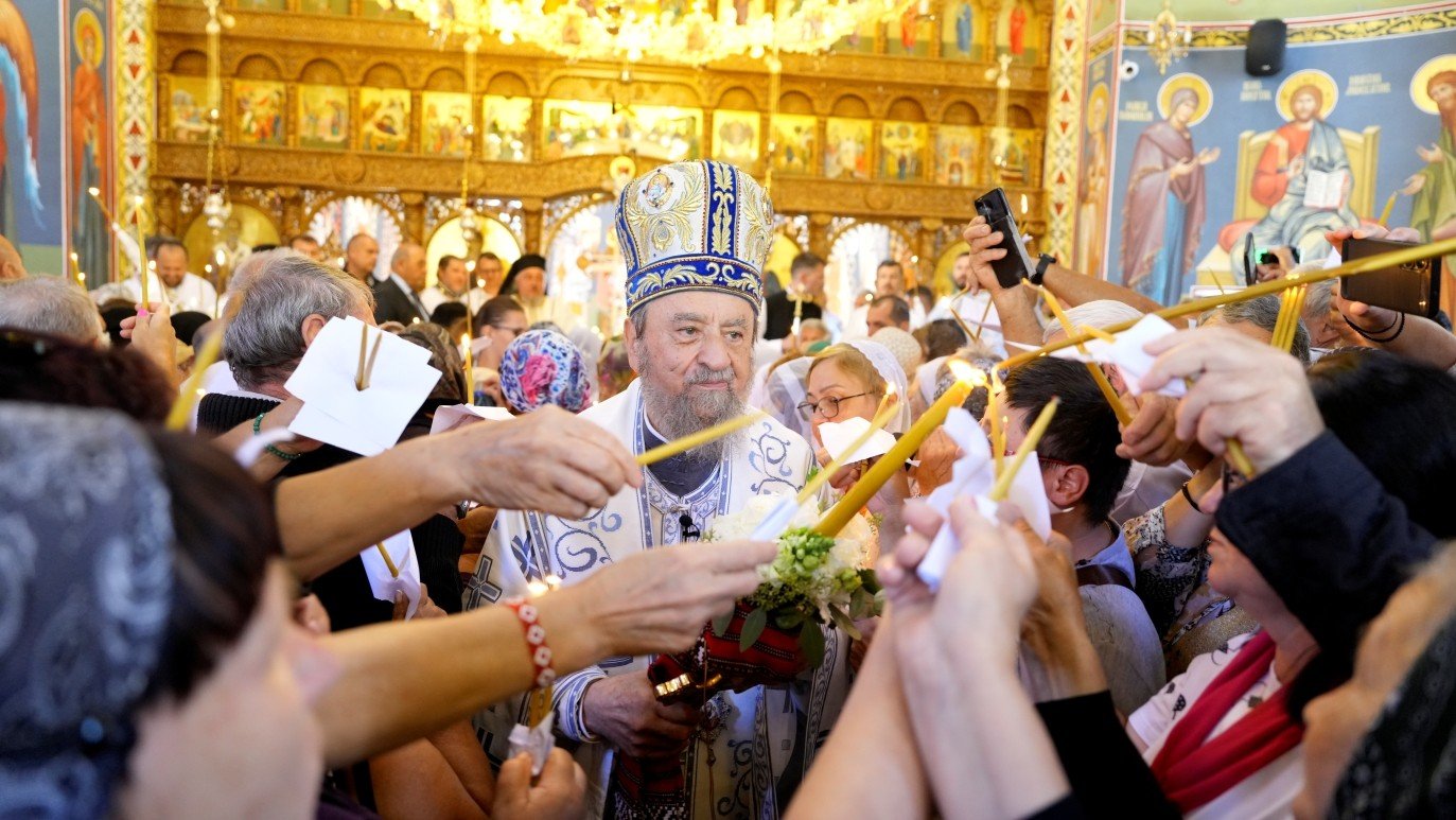 Biserica Mănăstirii Turnu Roșu a primit veşmântul harului 371244