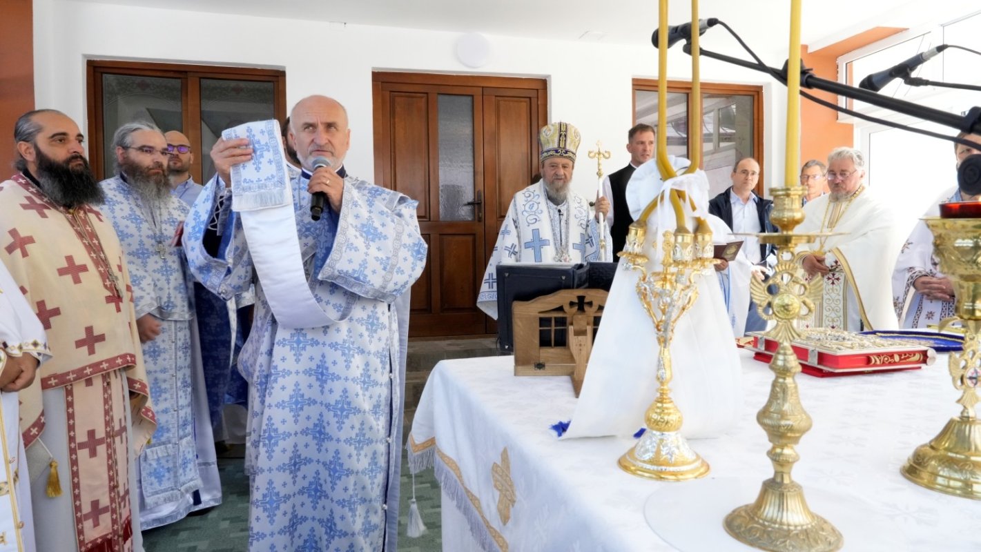 Biserica Mănăstirii Turnu Roșu a primit veşmântul harului 371245