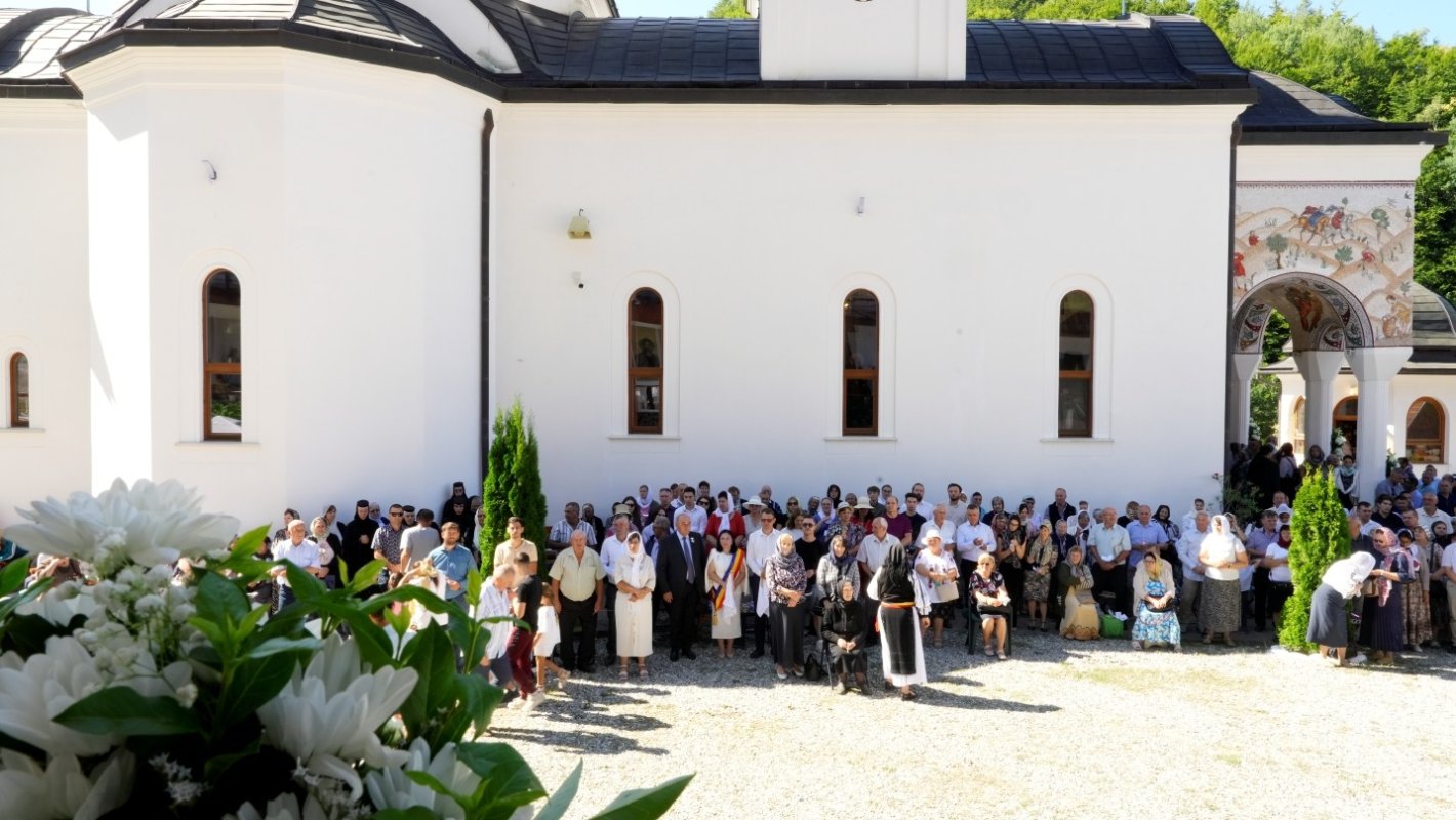 Biserica Mănăstirii Turnu Roșu a primit veşmântul harului 371246
