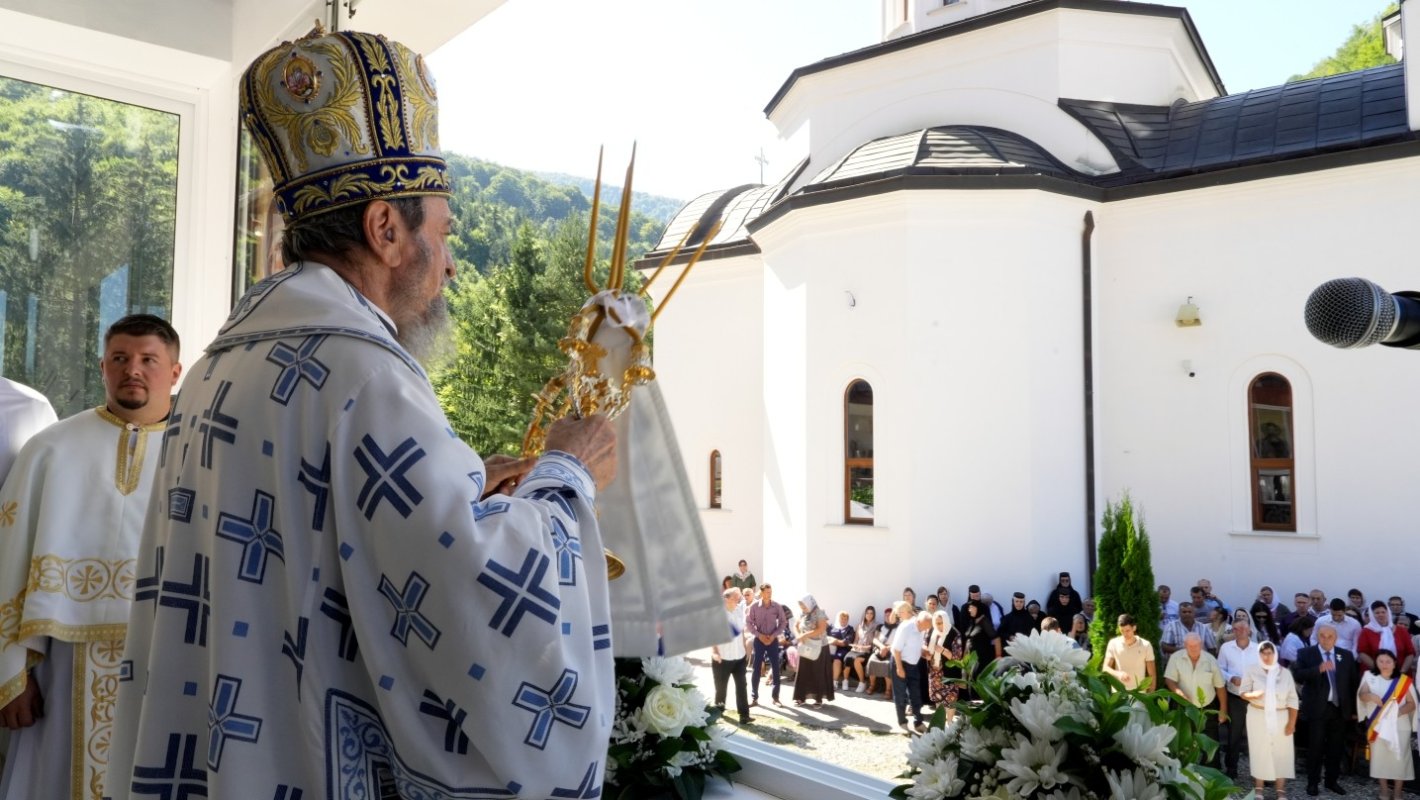 Biserica Mănăstirii Turnu Roșu a primit veşmântul harului 371247