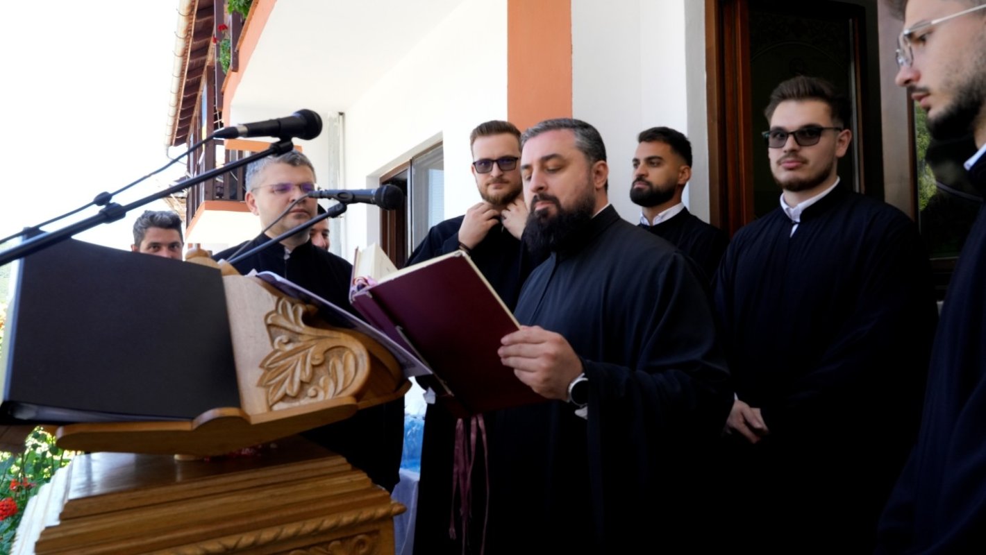 Biserica Mănăstirii Turnu Roșu a primit veşmântul harului 371249