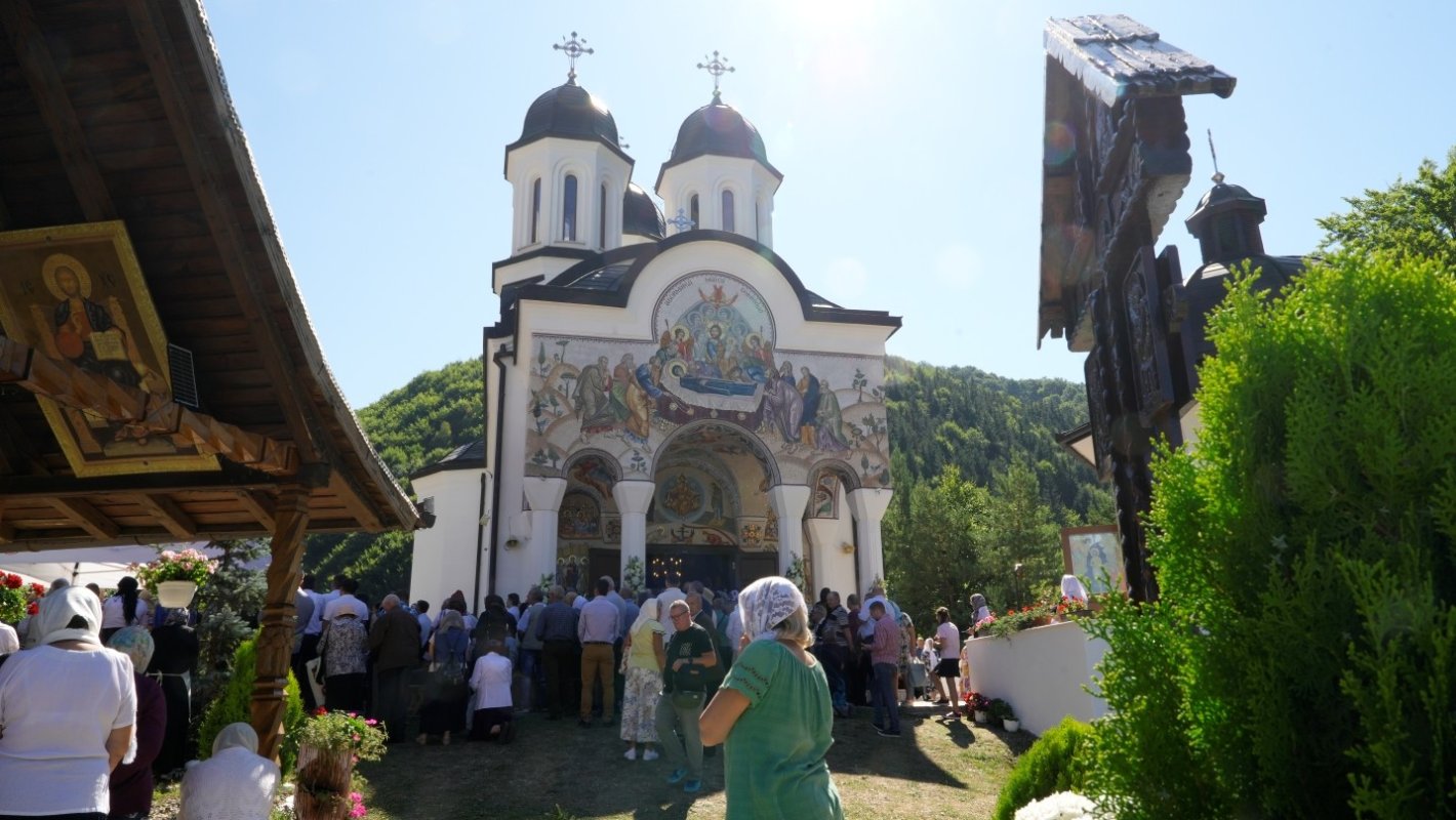 Biserica Mănăstirii Turnu Roșu a primit veşmântul harului 371250