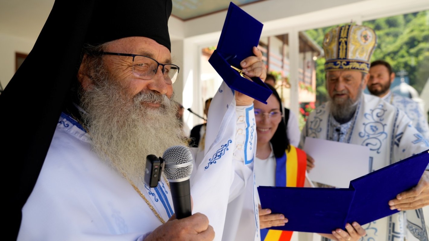 Biserica Mănăstirii Turnu Roșu a primit veşmântul harului 371252