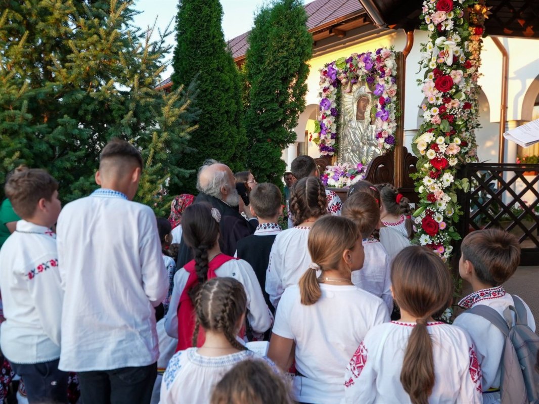 Cinstirea Maicii Domnului în două obști monahale din judeţul Galați 371273