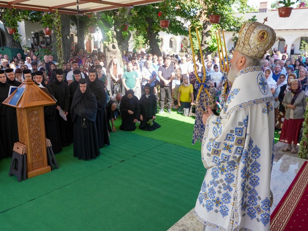 Cinstirea Maicii Domnului în două obști monahale din judeţul Galați 371274