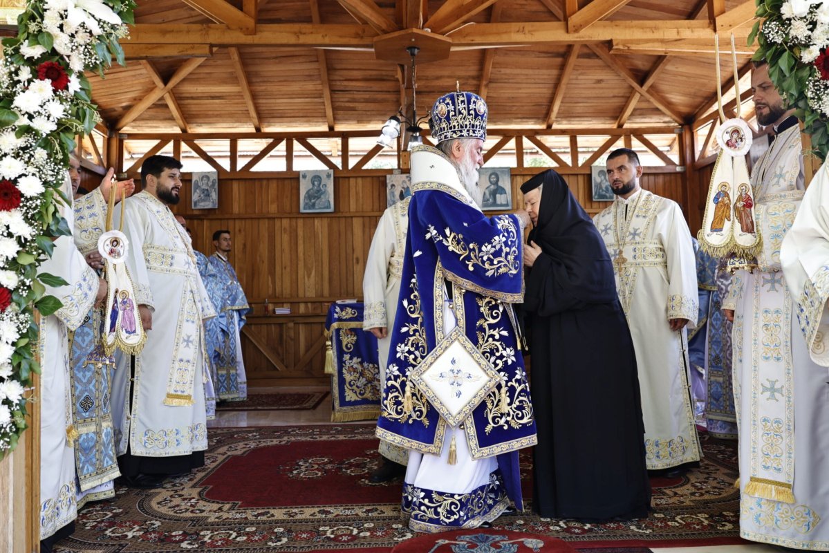 Hramul de vară al Mănăstirii Polovragi 371256