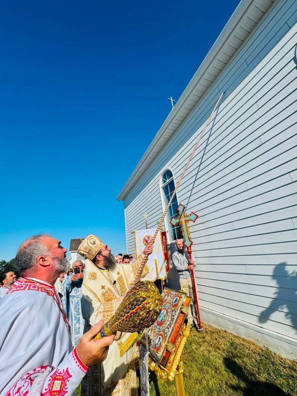 Sărbătoare duhovnicească la sfințirea noii biserici românești din Boian, Canada 371264
