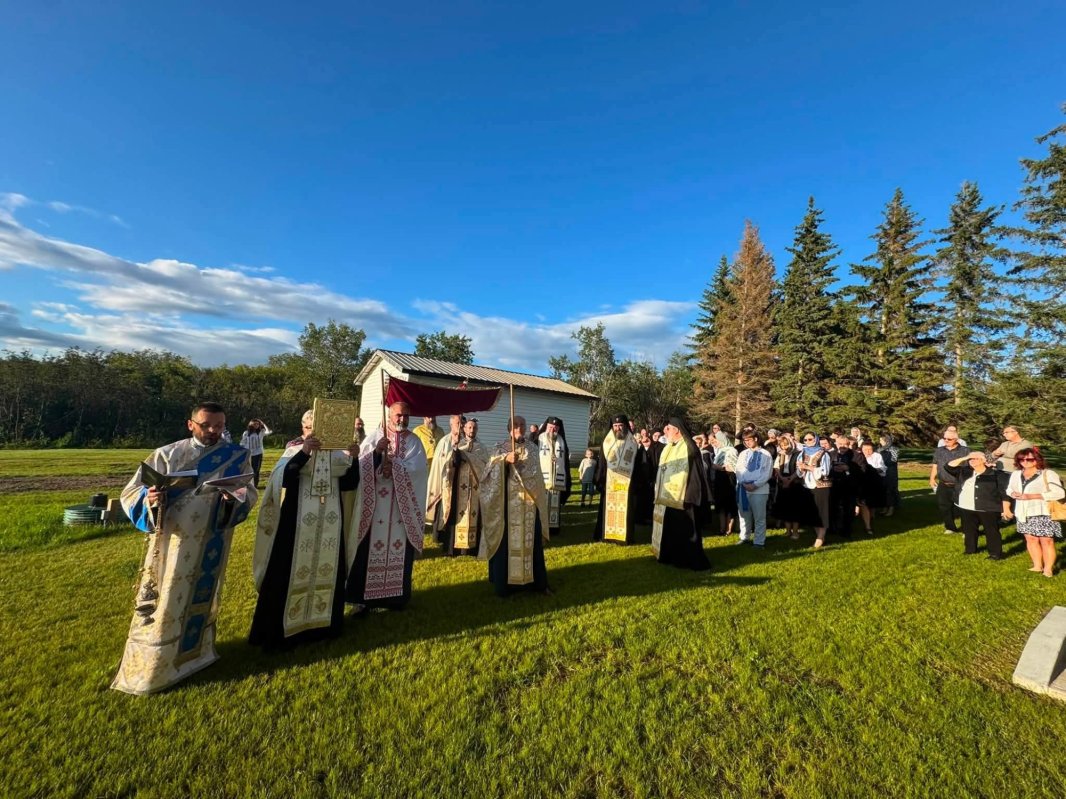 Sărbătoare duhovnicească la sfințirea noii biserici românești din Boian, Canada 371266