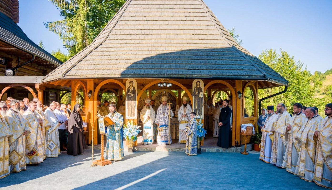 Sobor de ierarhi la sfințirea bisericii Mănăstirii Diaconești 371231