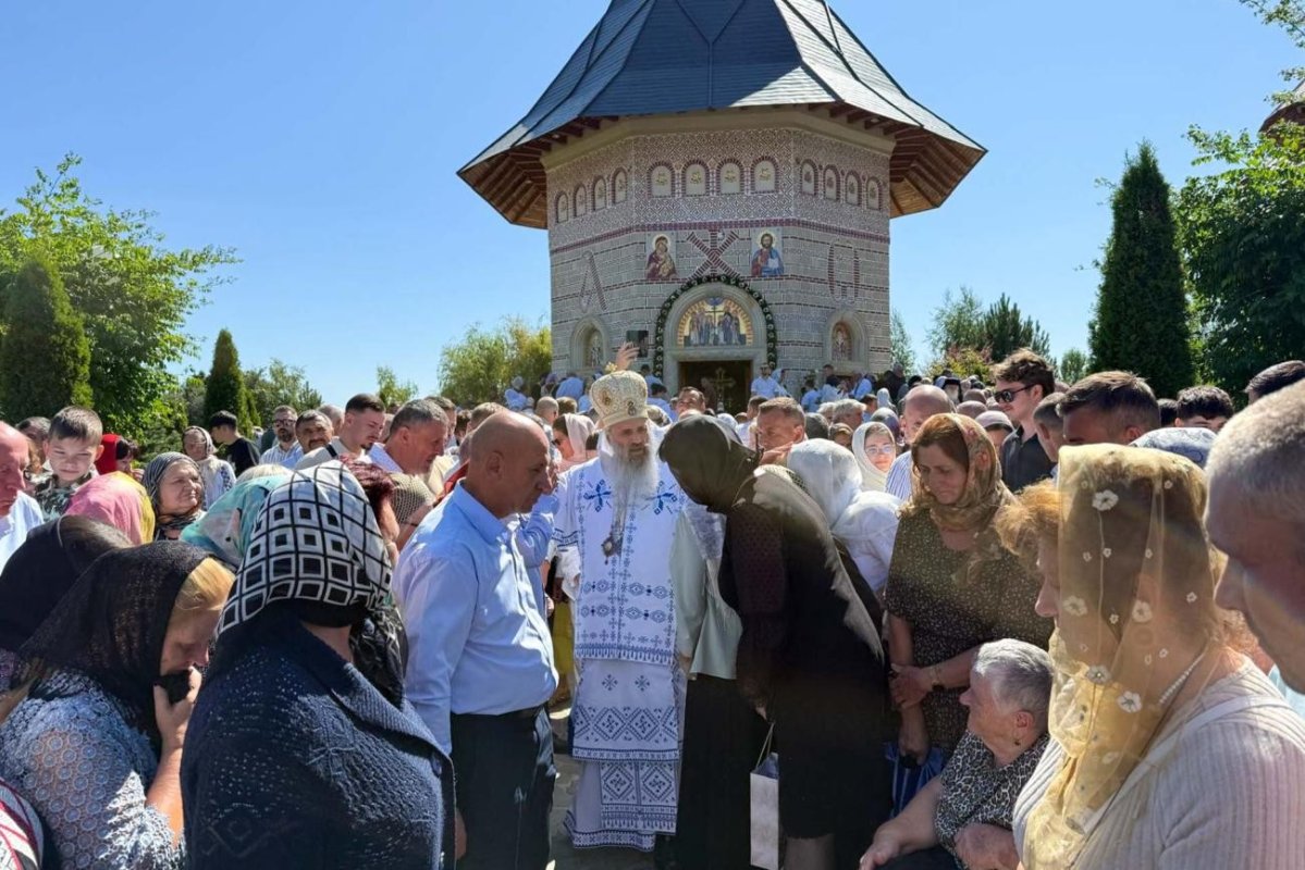 Mitropolitul Moldovei și Bucovinei la hramul Mănăstirii Zosin 371326