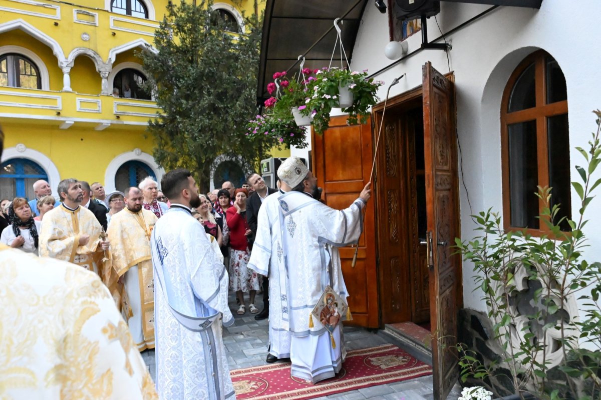 Popasuri de slujire şi rugăciune la biserici din Episcopia Caransebeşului 371306