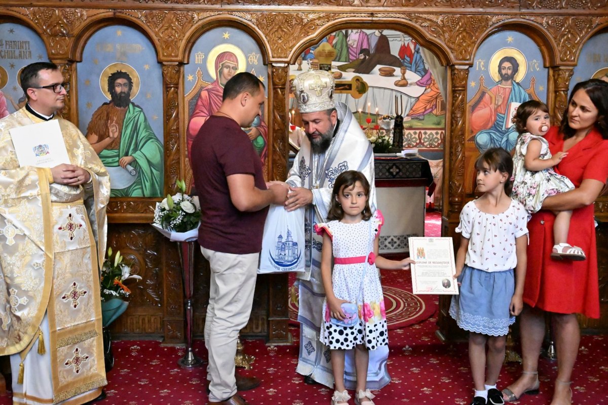 Popasuri de slujire şi rugăciune la biserici din Episcopia Caransebeşului 371307
