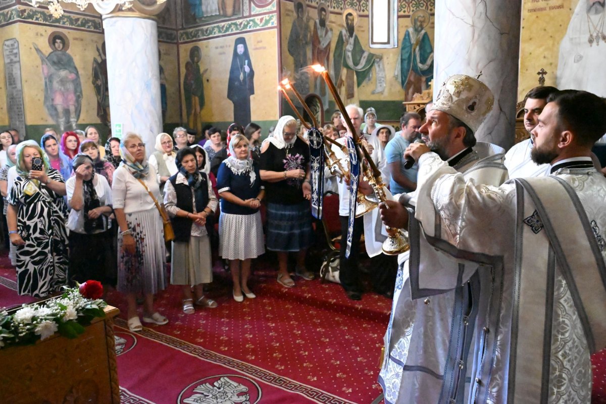 Popasuri de slujire şi rugăciune la biserici din Episcopia Caransebeşului 371308