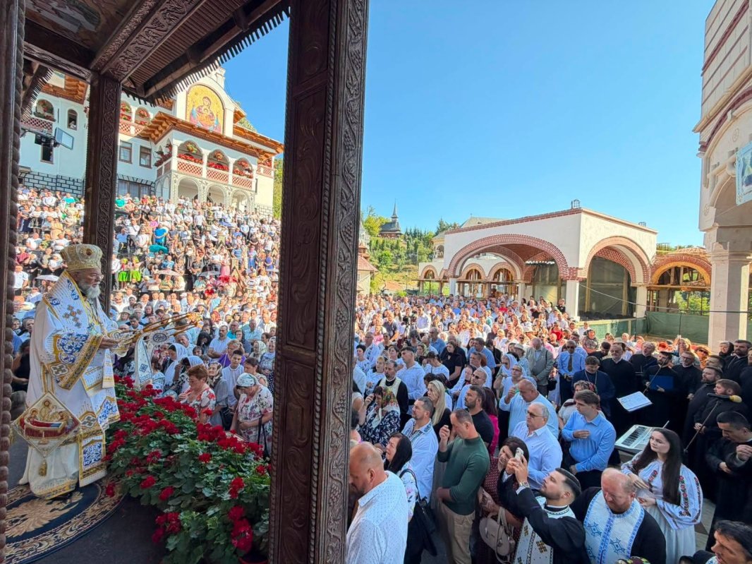 Centenarul mănăstirii maramureşene Rohia 371412