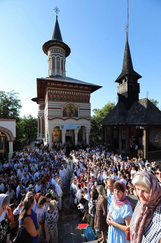Centenarul mănăstirii maramureşene Rohia 371413