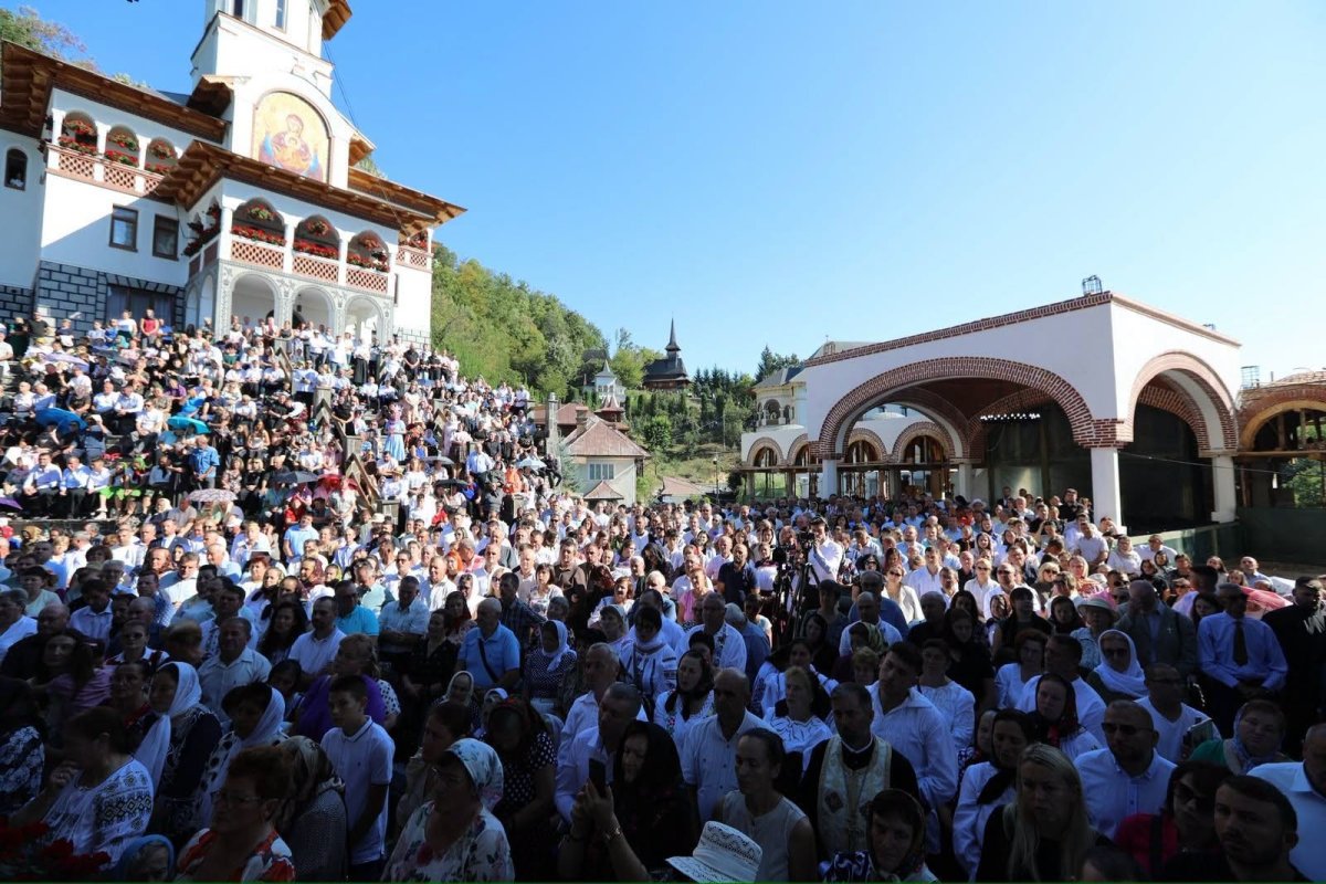 Centenarul mănăstirii maramureşene Rohia 371415