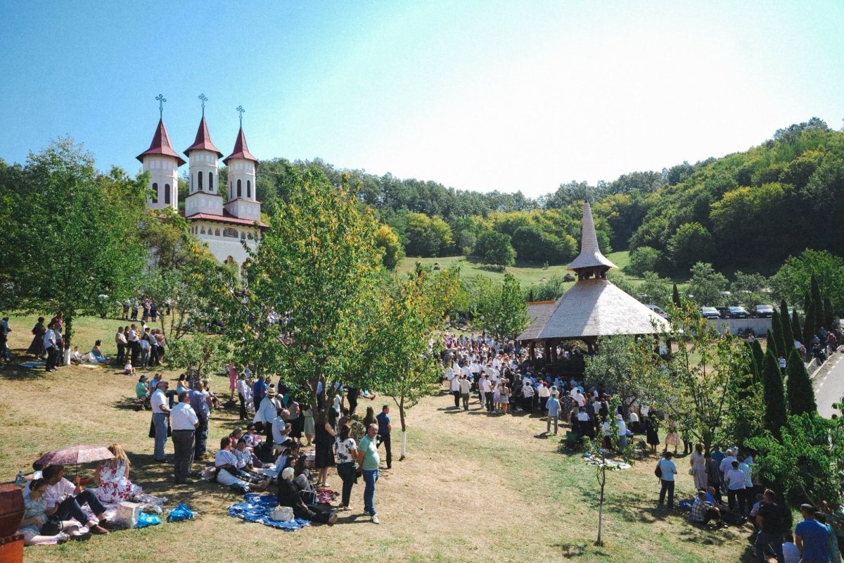 Sărbătoare la Mănăstirea Strâmba, judeţul Sălaj 371421